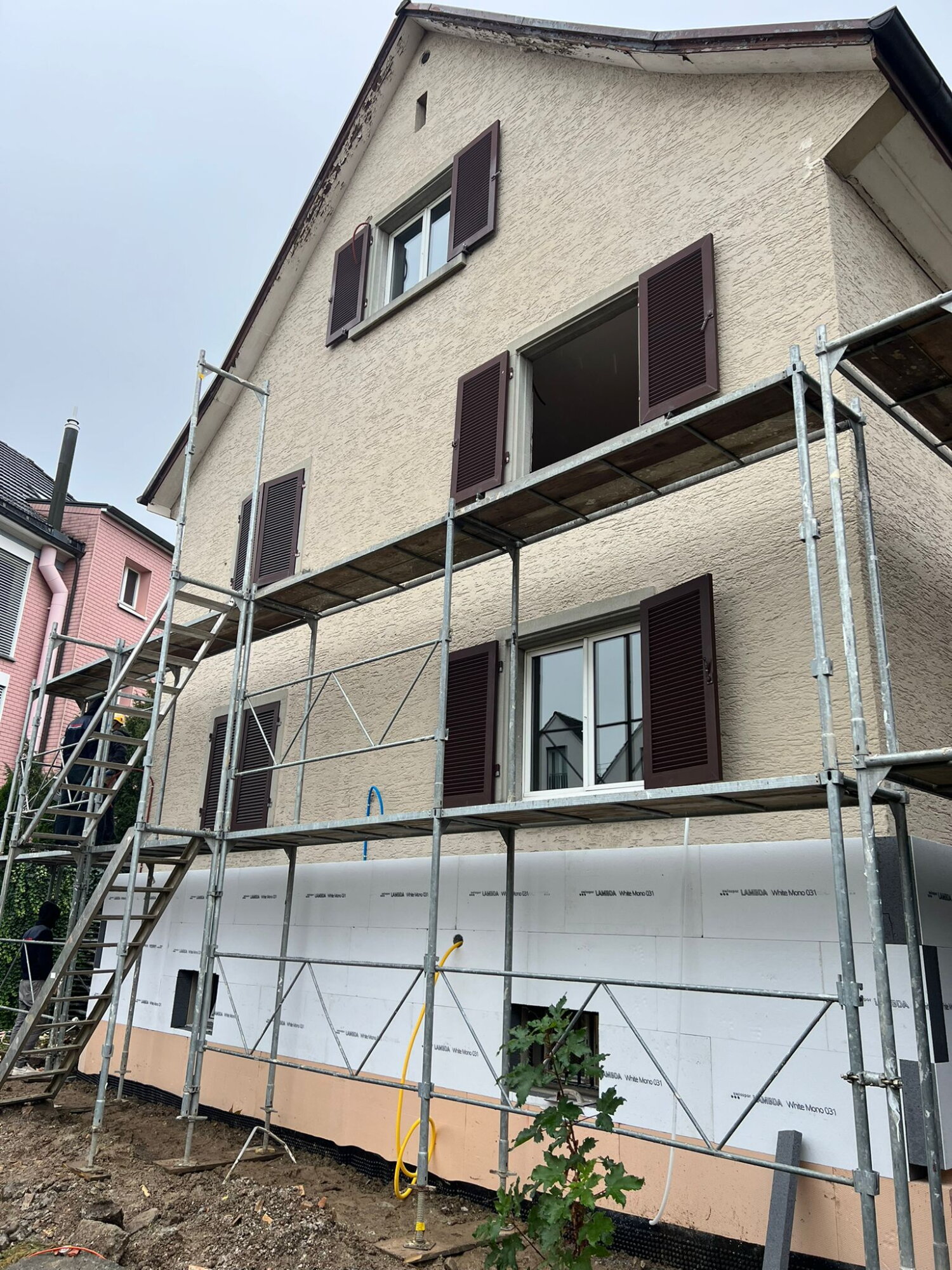 Handwerker bei Präzisionsarbeit
