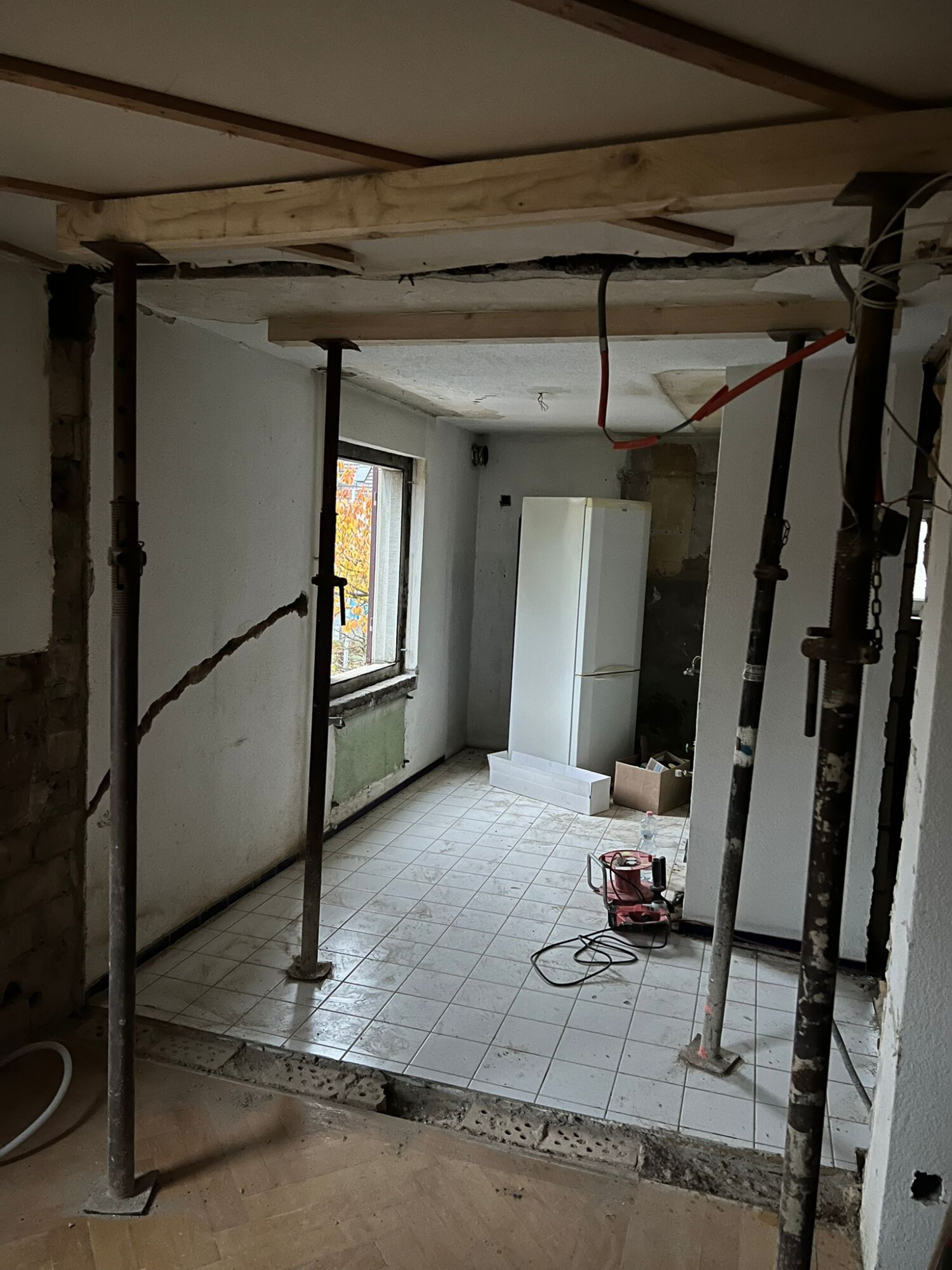 Badezimmer vor der Sanierung im Rohbauzustand