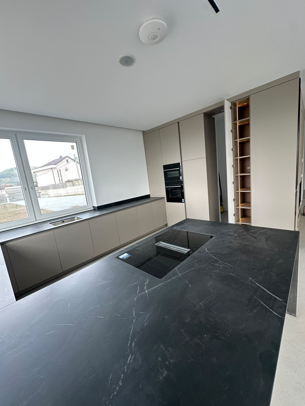 Renovierte Fassade mit modernem Anstrich