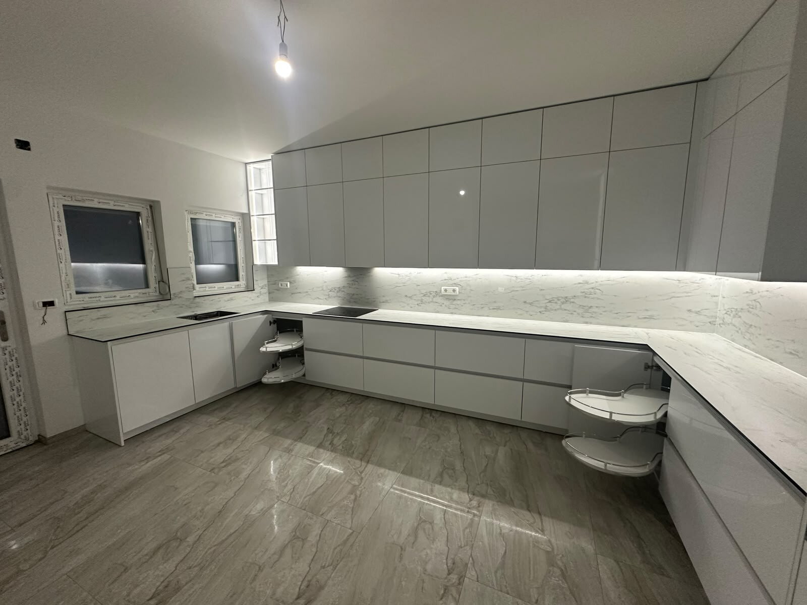 Moderner Dachausbau mit Velux-Fenstern